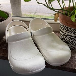 NWOT White Crocs Clogs